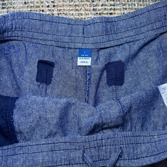 Old Navy Blue Jean Shorts with Relaxed Fit and Mid-Thigh Length - Picture 3 of 4